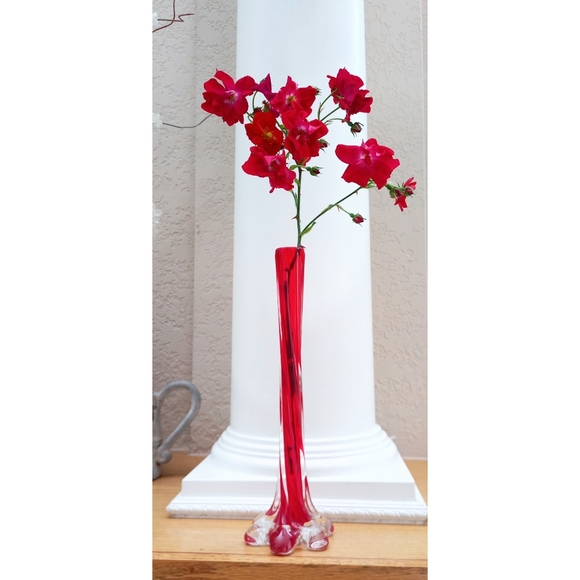 Red clear glass mid-century modern twisted stem vase - Picture 4 of 9